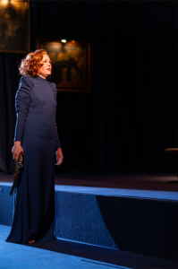 Janna Horstmann als Hedda Gabler. Lydia Bunk inszeniert Hedda Gabler am Theater Freiburg. Henrik Ibsen. FAZ. Simon Strauss