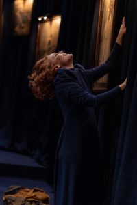 Janna Horstmann als Hedda Gabler. Lydia Bunk inszeniert Hedda Gabler am Theater Freiburg. Henrik Ibsen. FAZ. Simon Strauss