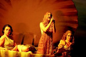 Janna Horstmann als Titania im Sommernachtstraum inszeniert von Ewelina Marciniak am Theater Freiburg.