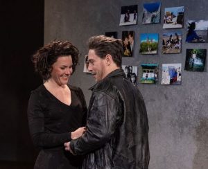 Simon Stephen schrieb 2019 " Am Ende Licht". In Freiburg am Theater inszeniert Peter Carp das Stück mit Janna Horstmann als Jess.